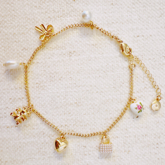 Bear & Bow Charm Anklet – Playful Gold Chain with Heartfelt Details